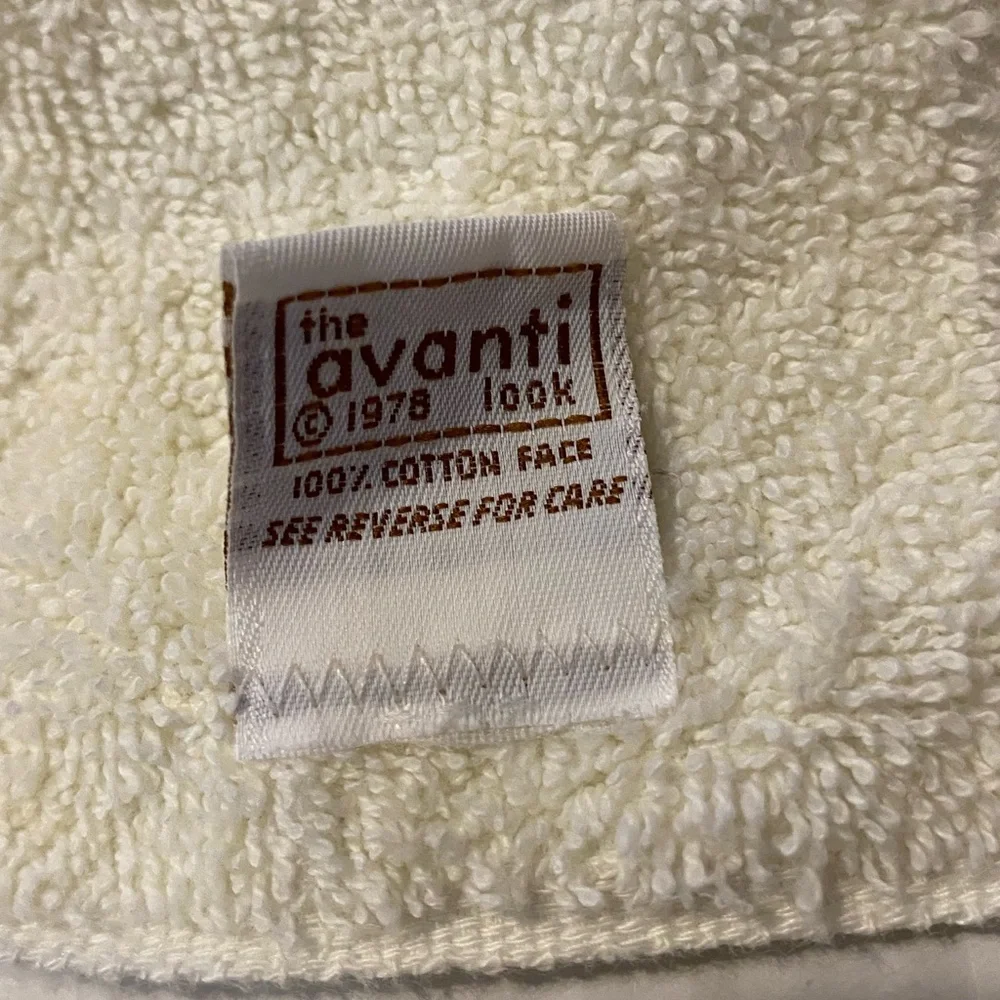 The Avanti Look 1978 lace floral trim USA VTG hand towel